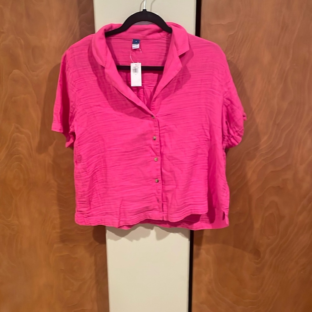 NWT! Old navy women’s cropped button up pink shirt.